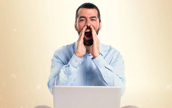 Homem com laptop gritando em outro fundo — Fotografia de Stock