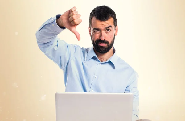 Man met laptop doen slecht signaal op okergeel achtergrond — Stockfoto