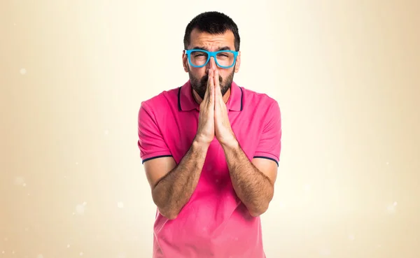 Muž s barevné oblečení doznává na okrové pozadí — Stock fotografie