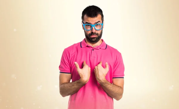 Man met kleurrijke kleding onbelangrijk gebaar maken op okergeel ba — Stockfoto