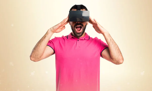 Homem com roupas coloridas usando óculos VR em outro fundo — Fotografia de Stock