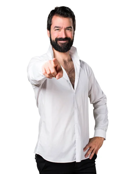 Homem bonito com barba apontando para a frente — Fotografia de Stock