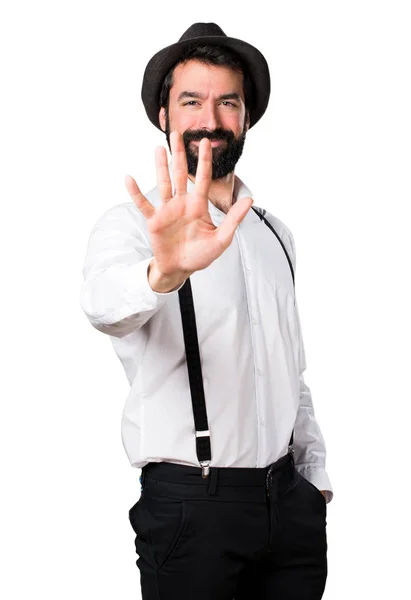 Hipster homem com barba contando cinco — Fotografia de Stock