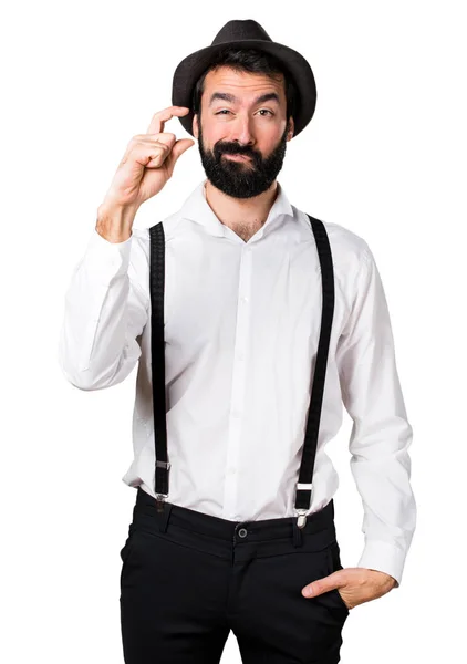 Hipster homem com barba fazendo pequeno sinal — Fotografia de Stock