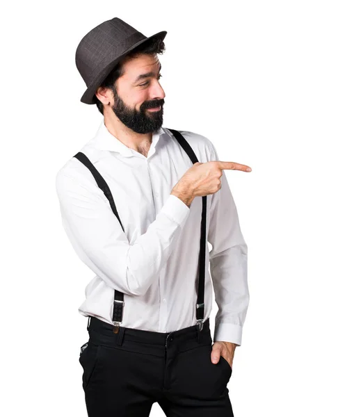 Hipster hombre con barba apuntando hacia el lateral — Foto de Stock