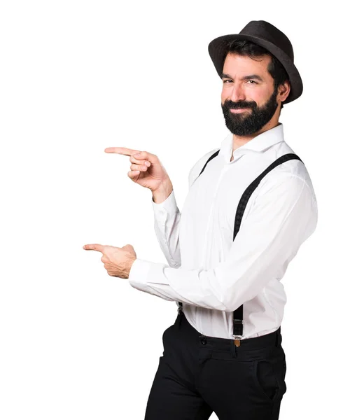 Hipster człowieka z brodą, wskazując na boczne — Zdjęcie stockowe