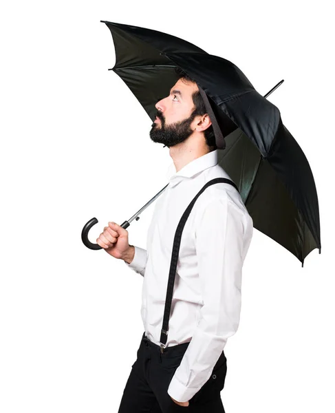 Hipster homme avec barbe tenant un parapluie — Photo