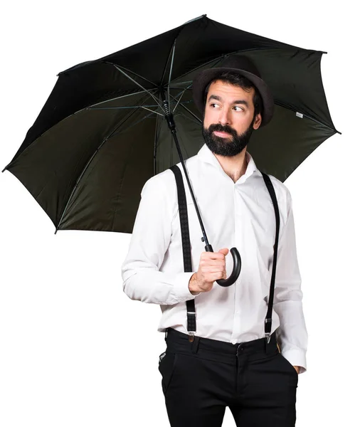 Hipster homme avec barbe tenant un parapluie — Photo