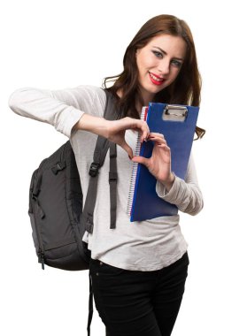 Öğrenci kadın elleri ile bir kalp yapma