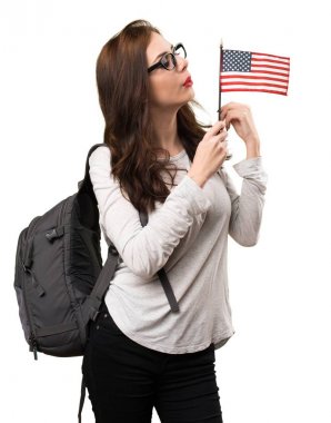 Bir Amerikan bayrağı tutan öğrenci kadın