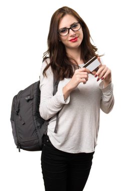 Bir kredi kartı tutan öğrenci kadın