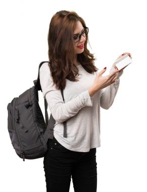 Bir kredi kartı tutan öğrenci kadın