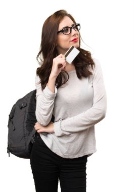 Bir kredi kartı tutan öğrenci kadın