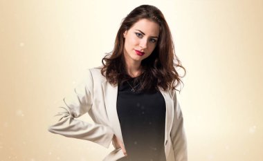 Studio koyu sarı zemin üzerine poz güzel esmer kız