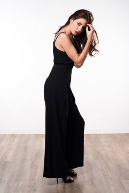 Güzel model kadın stüdyoda poz