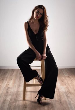 Tahta sandalyede oturan güzel model kadın