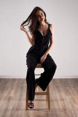 Tahta sandalyede oturan güzel model kadın