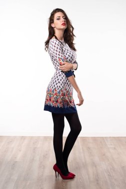 Güzel model kadın stüdyoda poz