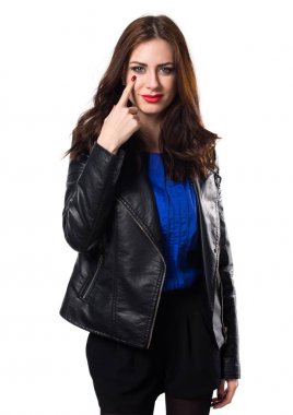 Güzel genç kız bir şeyler gösteriyor