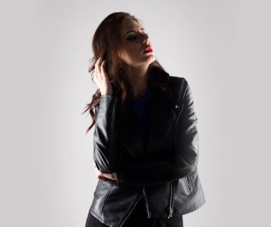 Deri ceket kadınla güzel model