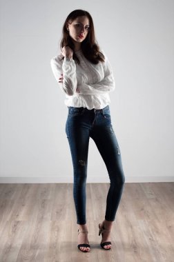 Güzel model kadın stüdyoda poz