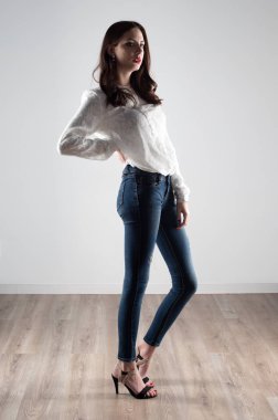 Güzel model kadın stüdyoda poz