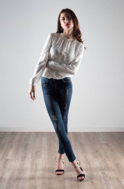 Güzel model kadın stüdyoda poz