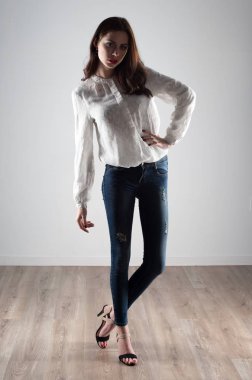 Güzel model kadın stüdyoda poz