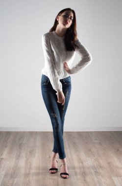 Güzel model kadın stüdyoda poz