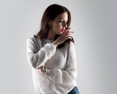 Güzel model kadın stüdyoda poz