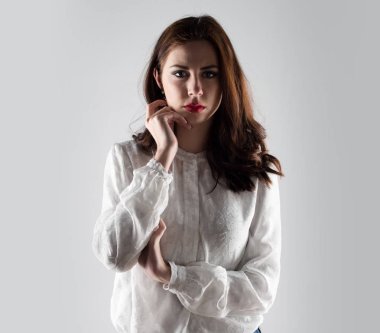 Güzel model kadın stüdyoda poz