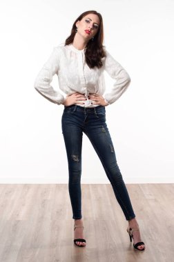 Güzel model kadın stüdyoda poz