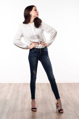 Güzel model kadın stüdyoda poz