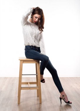 Tahta sandalyede oturan güzel model kadın