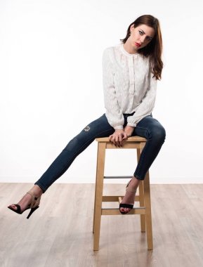 Tahta sandalyede oturan güzel model kadın