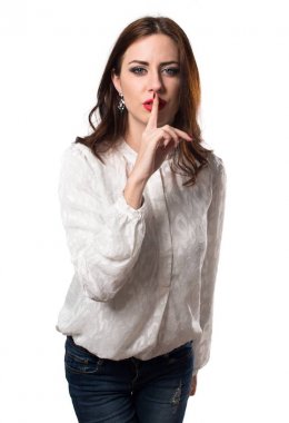 Güzel genç kız sessizlik jest yapma