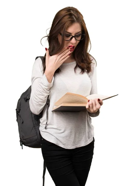 Studerande kvinna läser en bok — Stockfoto