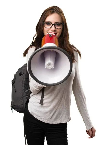 Mulher estudante gritando por megafone — Fotografia de Stock