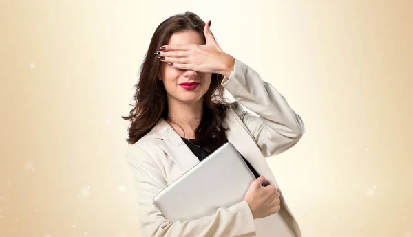 Dość młoda kobieta z laptopa i obejmujących oczy na — Zdjęcie stockowe
