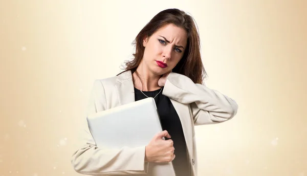 Mujer de negocios bastante joven con ordenador portátil y con dolor de cuello en oc —  Fotos de Stock