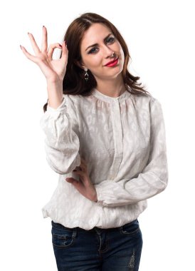 Güzel genç kız ok işareti yapmak