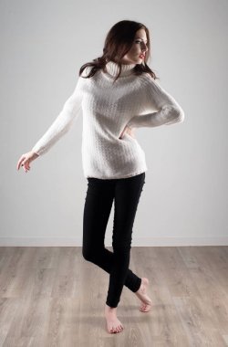 Güzel model kadın stüdyoda poz