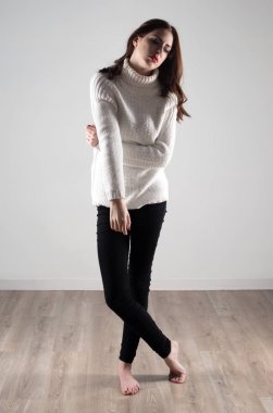 Güzel model kadın stüdyoda poz