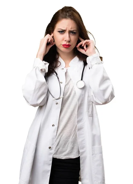 Läkare kvinna som täcker hennes öron — Stockfoto