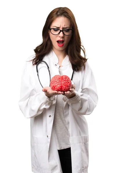 Läkare-kvinna som håller en hjärna — Stockfoto