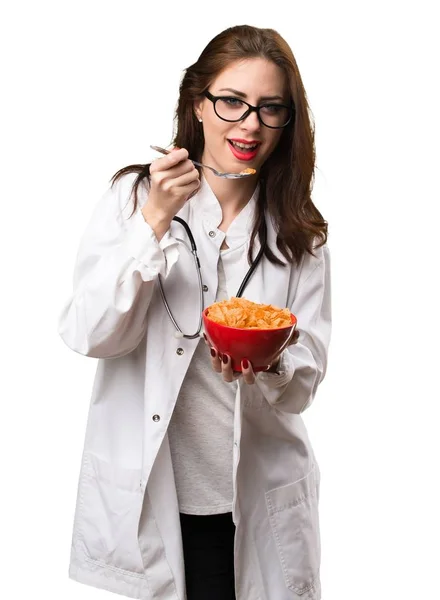 Médico mulher comendo cereais de uma tigela — Fotografia de Stock