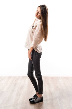 Genç sevimli kız poz