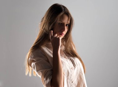 Genç sevimli kız poz