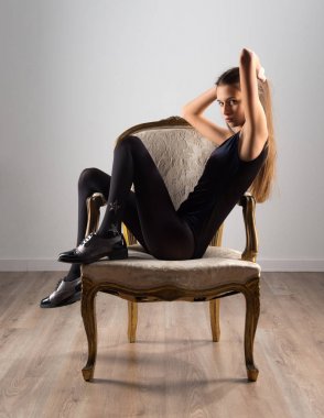 Vintage koltuk ile poz genç sevimli kız