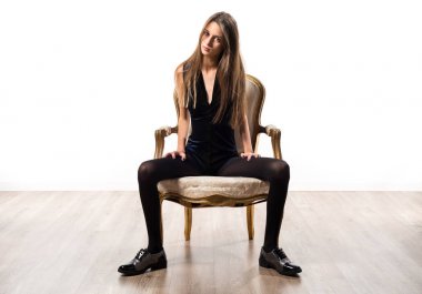 Vintage koltuk ile poz genç sevimli kız